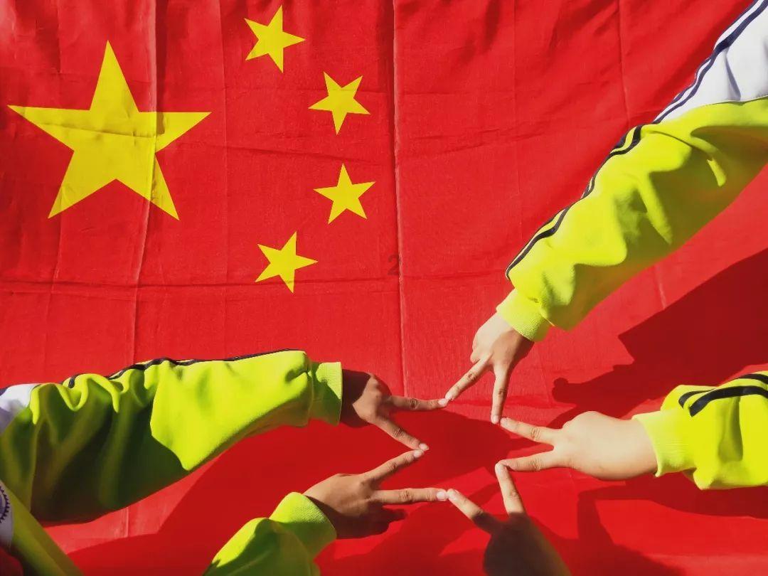 贵阳一小区火灾，男子怒斥消防栓接不上成“摆设”。贵阳市消防审验中心工作人员回应